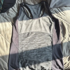 Grå sportig linnetopp i syntet - Snygg grå linnetopp från hm storlek M med sportig racerback-design och olika grå nyanser. Toppen har paneler i ljusgrått och mörkgrått samt ett melerat parti framtill. Perfekt för träning och aktiva dagar, sitter skönt och följsamt mot kroppen.