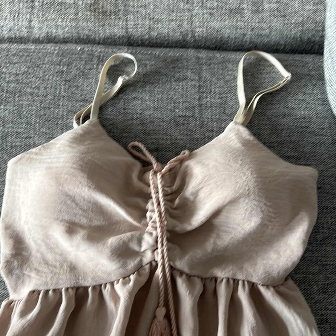 Beige långklänning med snörning - 1