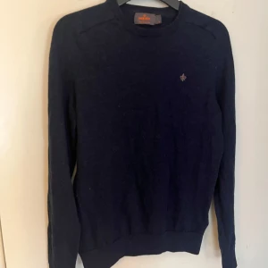 Mörkblå merinoullströja från Morris - Snygg mörkblå tröja från Morris i 100% merinoull. Perfekt stilrent plagg som passar till typ allt.👕 Inga skador eller fläckar. Storlek S eftersom den sitter ganska tight. Skriv vid minsta fundering eller fråga 🙌🏻