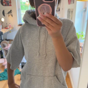 Kortärmad hoodie från bikbok - Säljer min  fina gråa T-shirt hoodie från bikbok 💕inga defekter skriv intresse! för fler bilder(mina bilder på bilden)
