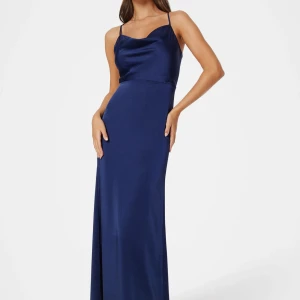 Marinblå balklänning i satin -  marinblå balklänning i glansigt satinmaterial med smala axelband.