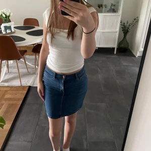Blå jeanskjol - Blå jeanskjol i modellen ”Molly”, bra skick & använd fåtal gånger. Fickor på baksidan. 💕