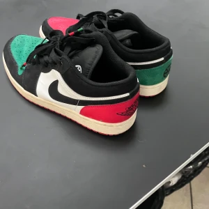 Nike Air Jordan 1 Low - Air Jordan 1 Low Quai 54 (2023). Knappt använda. Strl 40. Skicka pm vid funderingar🙌