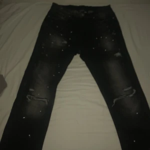 Ripped svarta denim jeans - Hög kvalite Svarta jeans med rips