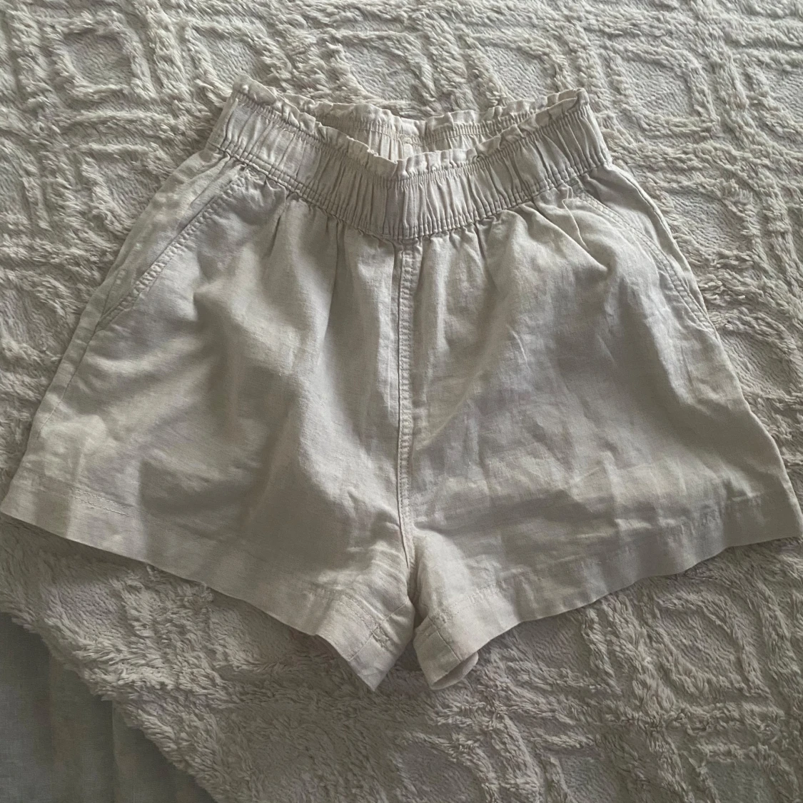 Beige linne-shorts med resårmidja