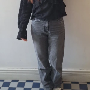 Grå jeans från Zara - Säljer ett par grå jeans från Zara med rak passform och klassisk femficksdesign. Jeansen har normal midja. De var lite längre men jag klippte ned dem så innebenslängden är 78, annars har de inga defekter.