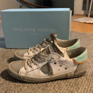 Philippe Model sneakers med mintgrön detalj - Säljer mina Phillipe modell, köpta i Italien jag har kvar låda och kvitto köpte dem för 2500 kr, öppen för byten och priset är förhandlingsbart 