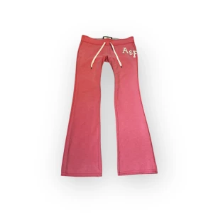 Abercrombie&Fitch utsvänga byxor  - Jag säljer dessa flared byxor från Abercrombie i storlek S. 💗skriv om ni vill ha mått eller har andra funderingar💞