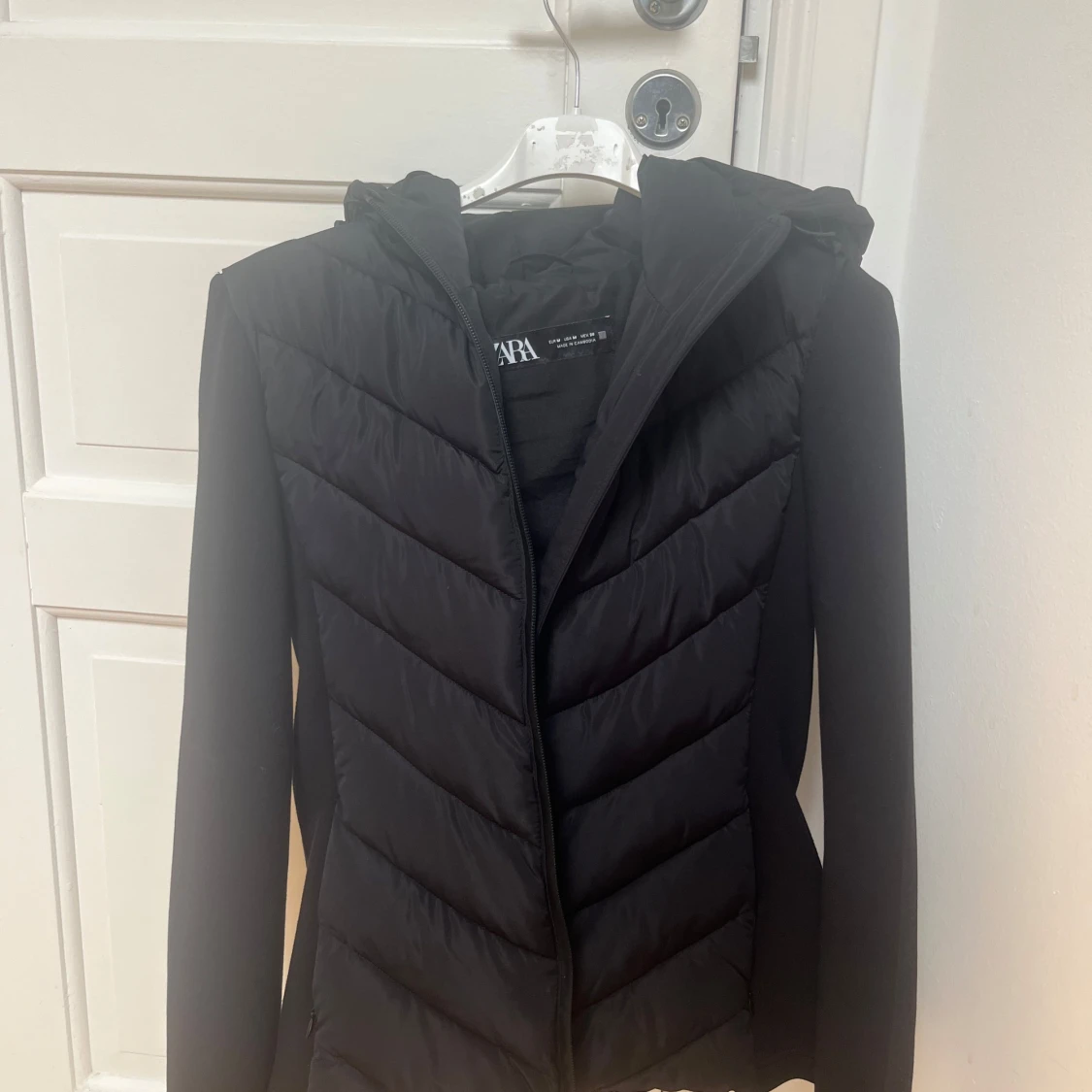 Svart pufferjacka från Zara med huva