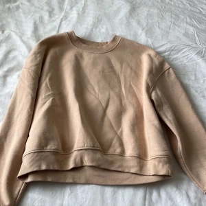 Beige sweatshirt från 157 i M - Enkel och snygg beige sweatshirt från 157 i storlek M. Tröjan har rund hals, ribbade muddar och är i mjuk bomullsblandning. Perfekt för chill dagar och passar till allt. Oversized känsla och långärmad modell.