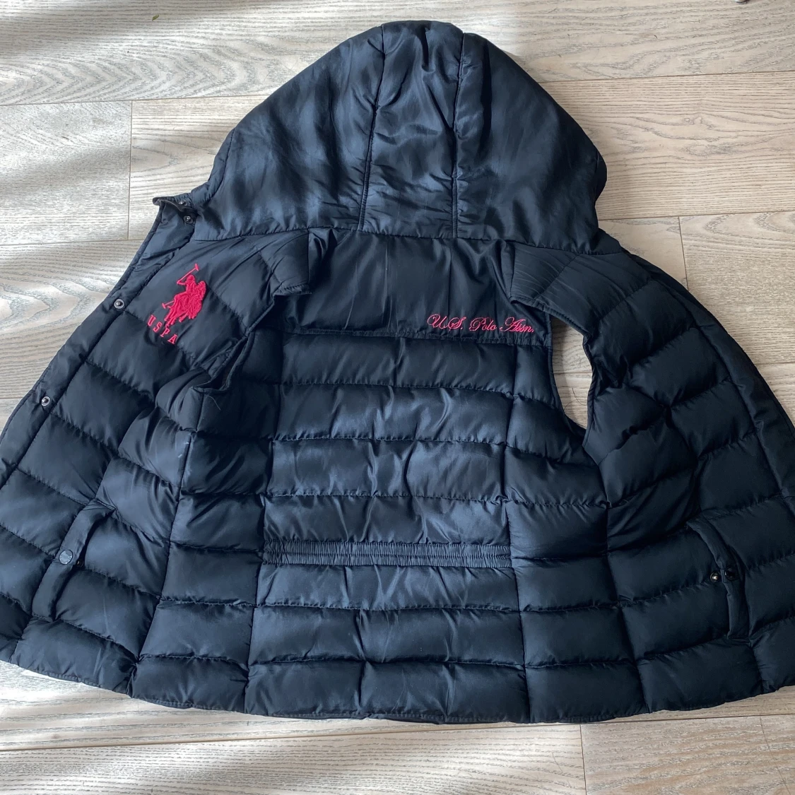 Svart dunväst med huva från U.S. Polo Assn. - 3