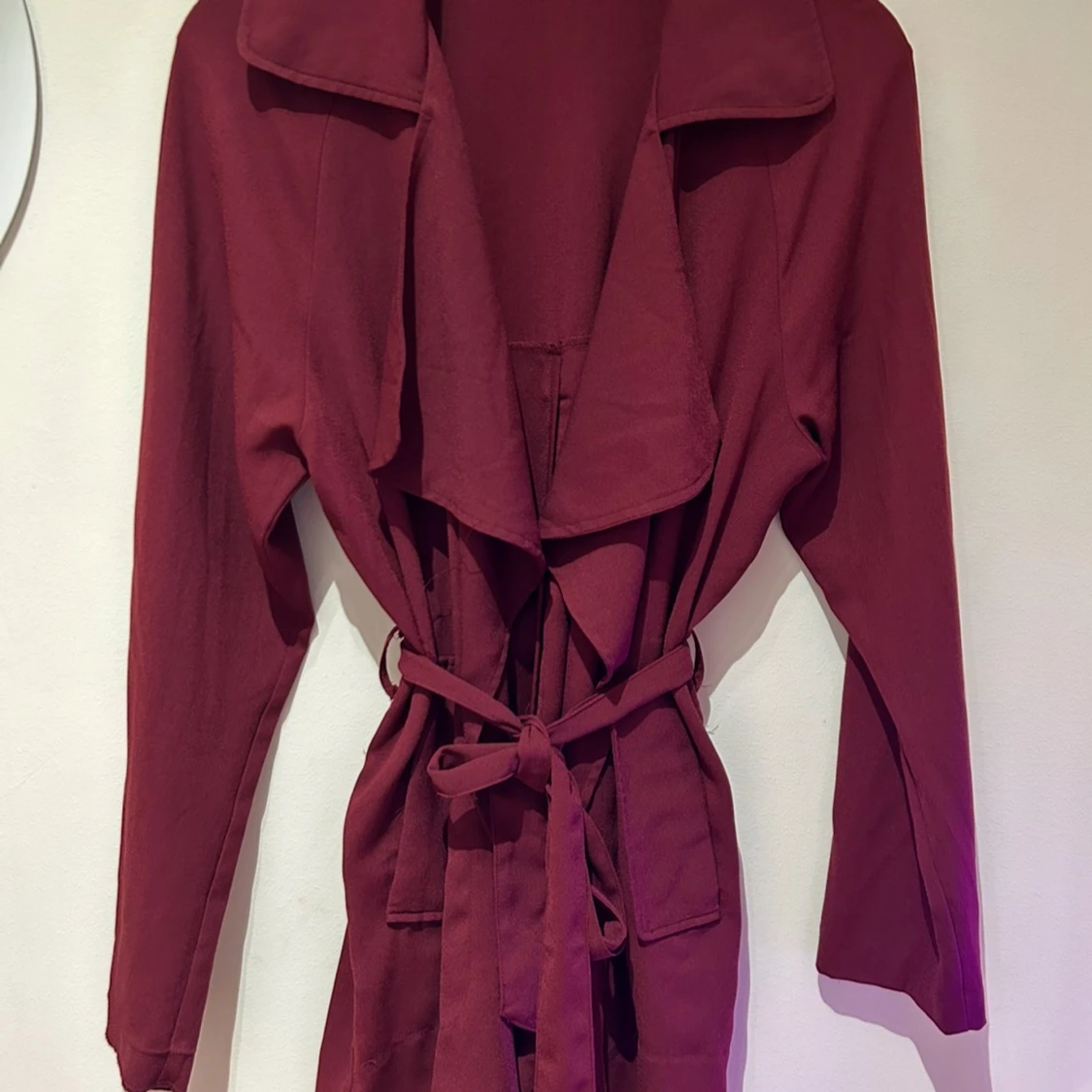 Vinröd kort kappa med bälte - 1