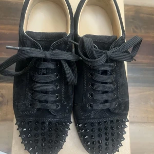  Christian Louboutin nitar "endast byte" - Säljer ett par svarta sneakers från Christian Louboutin i mocka med svarta nitar framtill. Endast använt dom fåtal gånger 👍 jag vill byta dom mot andra skor som typ Valentino open , jordens,  vans , kom med förslag storlek 40-42 