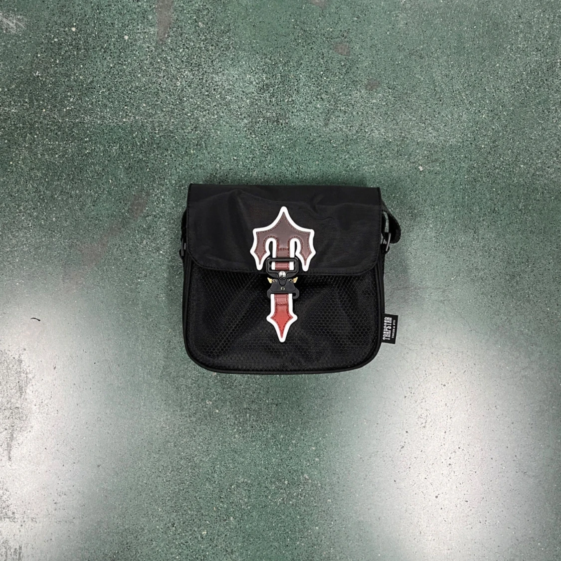 Svart axelväska med mesh och spänne