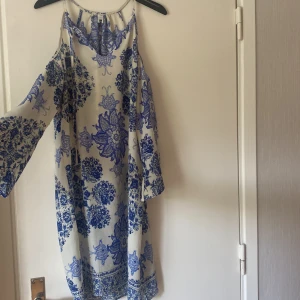 Klänning  - Superfin klänning som tyvärr blivit förliten för mig. Använt ett fåtal gånger. 