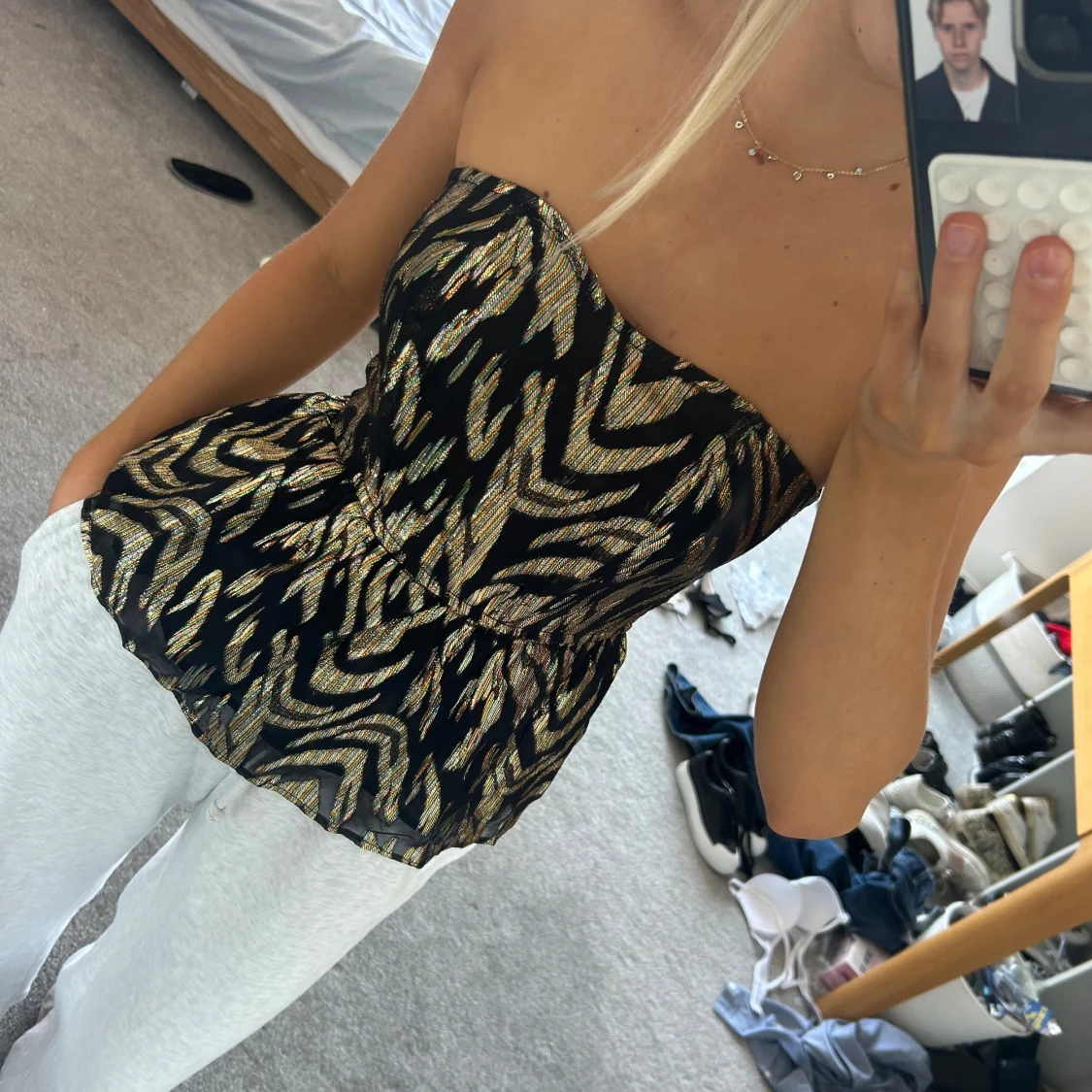 Glittrig axelbandslöd tubtopp i guld - 1