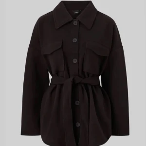 Brun kappa Gina Tricot  - Säljer mina bruna kappa från Gina, använd fåtal gånger. Väldigt bra skick, skärpet är borttappat därav pris. 🩷passar S/M