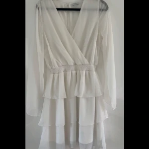 Vit volangklänning från Bubbleroom - Säljer den här vita klänningen från Bubbelroom i storlek 38. Använts 1-2 gånger💗