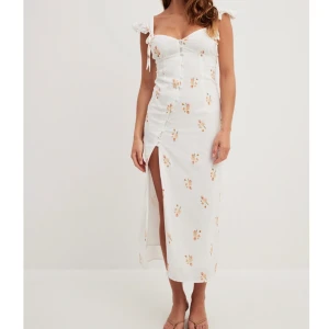 NA-KD klänning - Säljer denna populära klänning från Zoe Pastelles kollektion med NAKD. Så smickrande klänning men kommer tyvärr inte till användning. Storlek 36. Använd en gång.