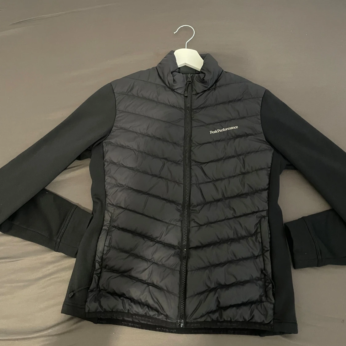 Svart hybridjacka från Peak Performance