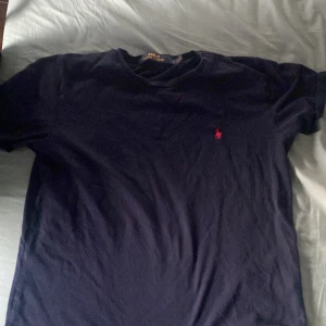 Mörkblå t-shirt från Polo Ralph Lauren - Sälj en mörkblå Ralph lauren t-shirt i storlek L, dens passform är mer som M-S mycket bra scick och inga hål eller fläckar