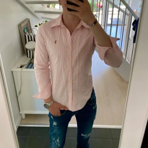 Ralph Lauren skjorta  Rosa  ( S ) - Otroligt snygg Ralph Lauren skjorta för ett bra pris. Skicket är sjukt bra (9,5) och skjortan säljs nu den inte kommer till användning. Det står ingen lapp som säger storleken men den sitter som en S enligt mig. Skriv vid frågor! Inget fast pris! 