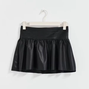 Svart skinnkjol - Superfin skinnkjol från Gina Tricot i storlek XS. Svart, kort och lågmidjad kjol perfekt nu till sommaren. Den är enkel att styla och sitter så fint!!! Säljer den då den tyvärr har blivit för liten på mig💗😚☺️🥰❤️💘🔥