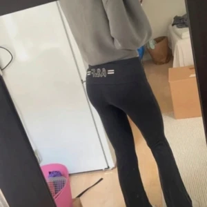 Svarta bootcut byxor från abercrombie  - Svarta bootcut byxor från RAA med hög midja och stretchigt material. Snygg logga och vita ränder på linningen bak. Perfekta för en chill och trendig look. Litet hål i ena sömnen, annars gott skick 