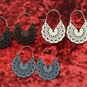 3 par bohoörhängen – filigranmönster i lättmetall, nya - Set med tre par nya örhängen i lättmetall med detaljrikt filigranmönster – inspirerade av boho och festivalstil. Du får ett par i svart, ett i vitt och ett i blågrått. Oanvända och i originalförpackning. Superlätta – sitter bekvämt hela dagen. Mått: ca 4,5 × 3,3 cm Material: Lättmetall  Priset är redan lågt – ingen prutning. Men jag erbjuder rabatt vid köp av flera! Kika gärna på mina andra annonser också!  