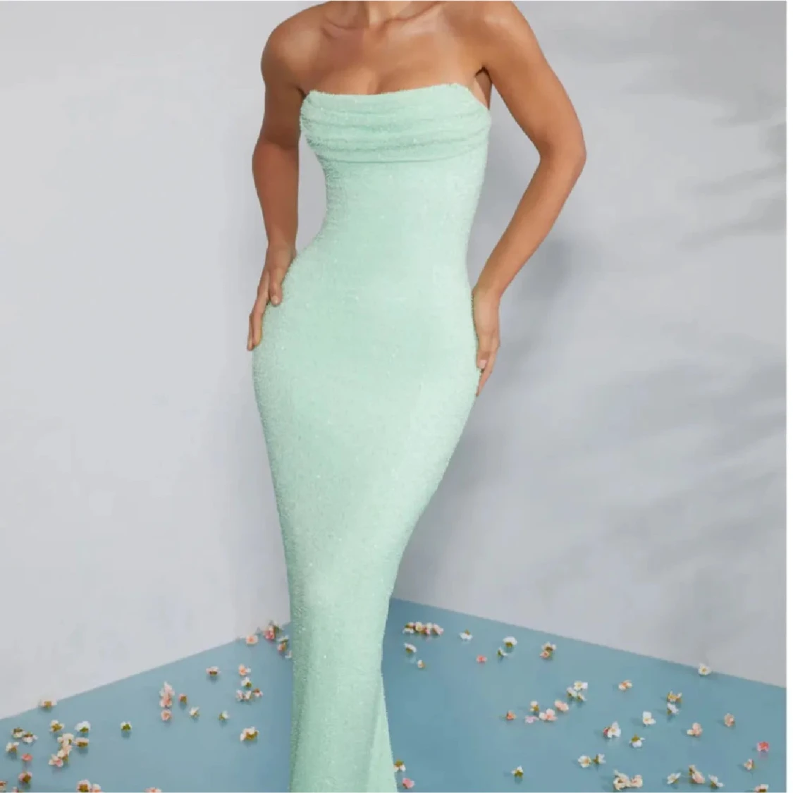 Mintgrön axelbandslös långklänning