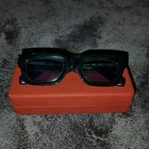 Grön blåa Chimi solglasögon med låda. - Ett par bra och snygga Chimi solglasögon som är blåa och gröna. Det har en låda med tvät duk i och är väldigt bekväma. Säljer dom för att jag behöver pengar till sommaren.