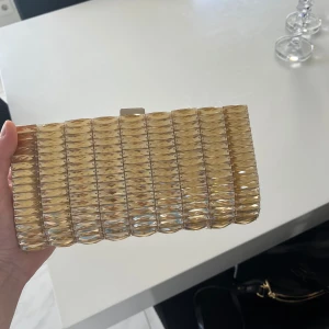 Neccessär dam - Säljer denna fina neccessär som funkar till olika tillfällen som bröllop fest, men även vardagliga saker. Säljer den billigt och väskan är guldig med diamanter på och i bra skick, så först till kvarn! 