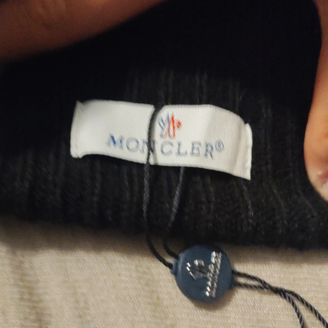 Svart ribbstickad mössa  - 2