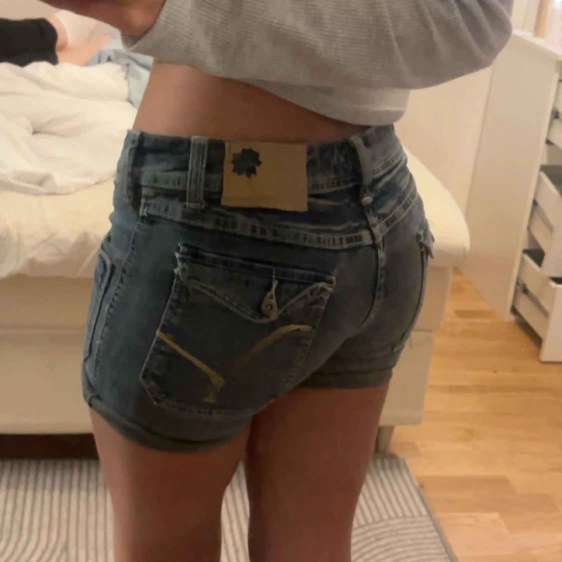 Blå jeansshorts med fickdetaljer - 2