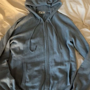 Soft goat zip - Soft goat zip i storlek M, sitter som S, den har 2 små hål som ej syns på, annars är kashmiren perfa:)