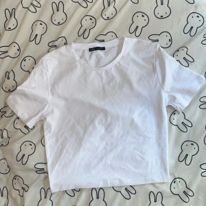 Croppad t-shirt från Zara - Vit t-shirt från Zara. Croppad. 🩷