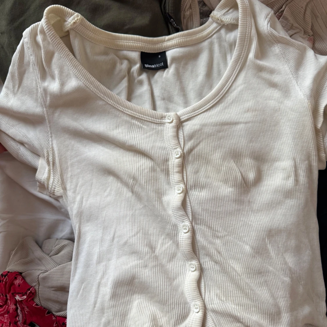 Vit ribbad topp med knappar f - 1