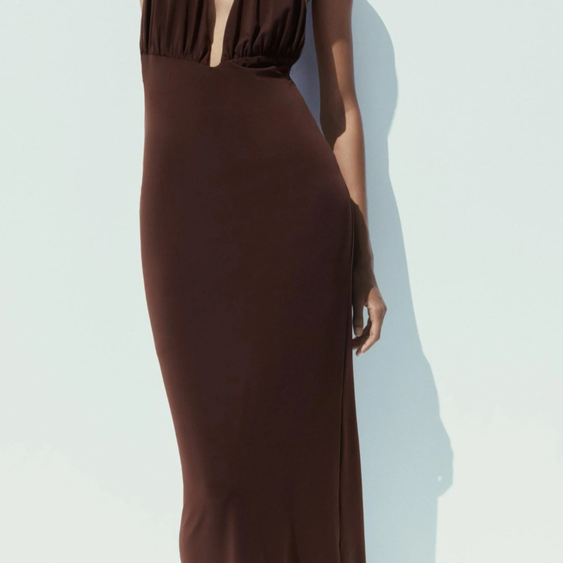 Brun långklänning med djup v-ringning