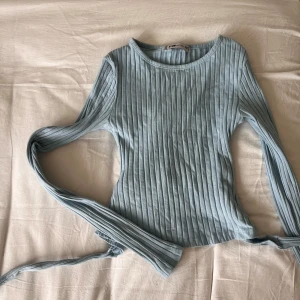 långärmad knyt-topp - jag älskar att armarna är långa så de går över handlederna. så gullig att knyta men om du scrollar till sista bilden ser du fläcken. tycker bara den syns med bakkamera+blixt🤷‍♀️