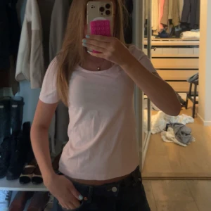 Ljusrosa basic t-shirt - Enkel och fräsch ljusrosa t-shirt med korta ärmar och rund halsringning. Den är i strl Xs! 