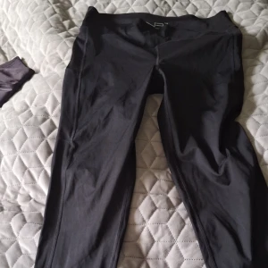 2st Tränings thights från NA - Hej, Säljer 2 par Dam thights. Mycket bra skick. Dem ena i storlek L & dem anfra i XL(48/50). Köp båda för 100kr elr skriv om du vill ha ett par👍