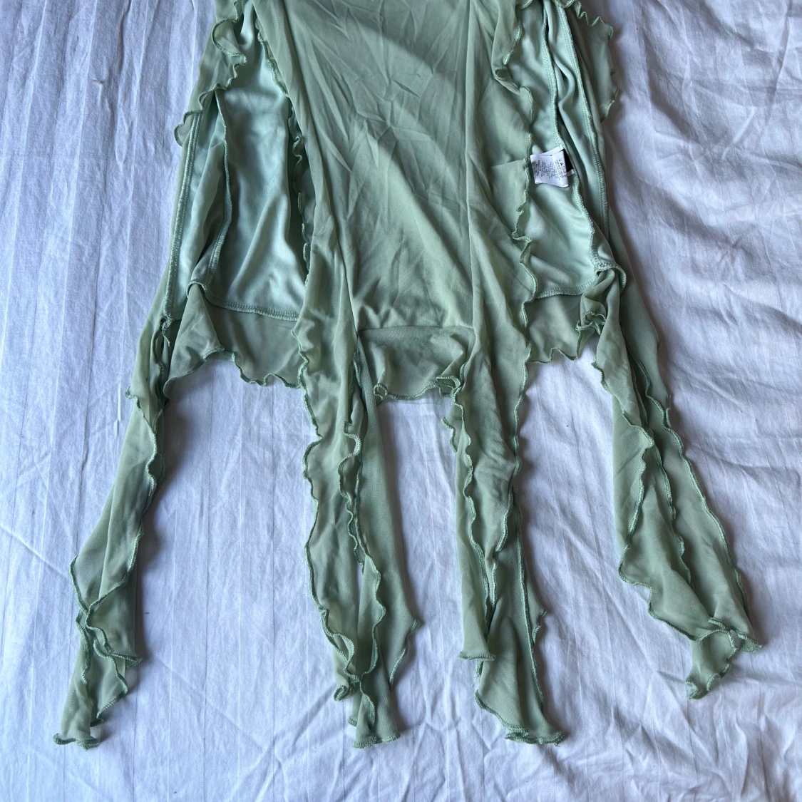 Ljusgrön långklänning med volang - 2