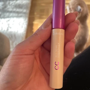 Lumene CC Concealer 0.5 Light - Lumene CC All-Over Concealer i nyansen 0.5 Light. Kommer i en smidig tub med lila lock och beige kropp. Perfekt för att täcka mörka ringar och ojämnheter. Lätt krämig formula som smälter in i huden och ger ett naturligt resultat.