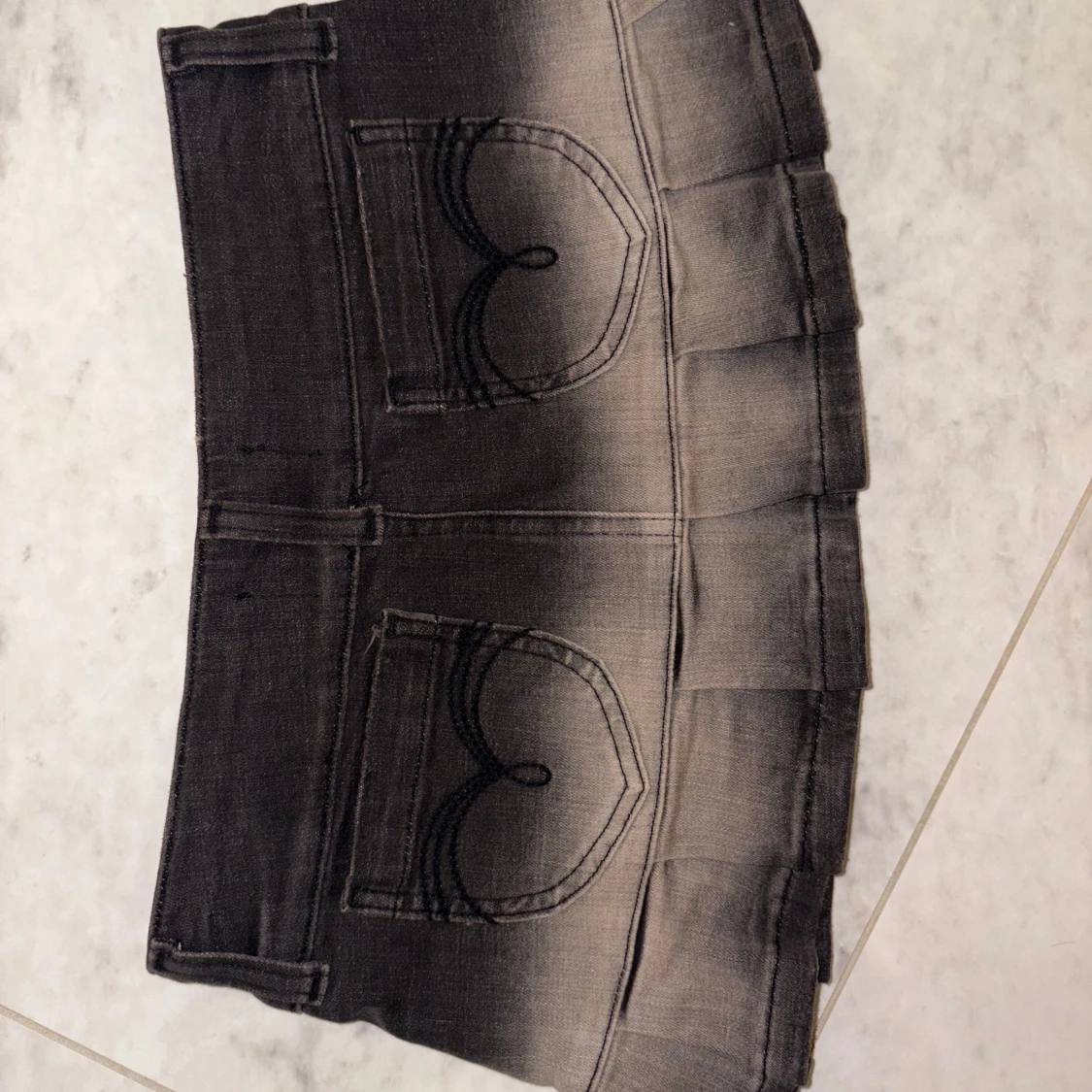 Svart jeanskjol med hjärtfickor - 3