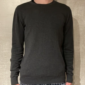 Mörkgrå Dressmann Tröja - Mörkgrå dressman tröja - Pris: 200kr - Storlek: M - Super bra skick inga defekter 9/10 - Hör av er vid funderingar!