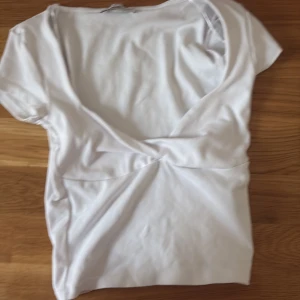 Vit med kort ärm - Snygg vit topp från zara med omlottdetalj framtill och korta ärmar.