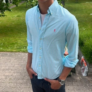 Ralph Lauren skjorta  -  Snygg Ralph Lauren skjorta storlek s slim fit, passar 173-183 ca😃. Köper du fler skjortor fär du paketpris, följ för mer😇