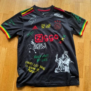 Ajax x Bob Marley fotbollströja  - Ajax x Bob Marley edition (limited edition) fotbollströja, storlek L, (ny skick)