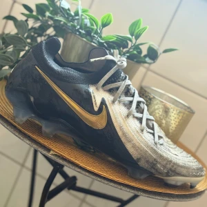 NIKE PHANTOM GX II ELITE - Jag säljer mina NIKE PHANTOM GX II eftersom att jag har slutat med fotboll och har ingen användning för dem. Det är inget som är trasigt men dem har blivit lite missfärgade eftersom att jag har användt dom på gräs. Det är Elite skor vilket är den bästa klassen som du kan köpa. Ny pris på dessa ligger på ungefär 3200 Kr.