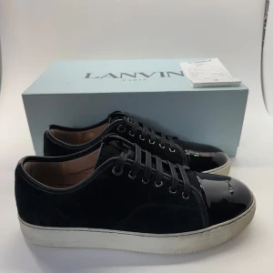 Lanvin DBB1 - Skick 9/10! | Storlek Uk 7 vilket motsvarar 41/42 | Nypris: 5000kr vårt pris: 2799kr! | Kvitto finns och att og medföljer | Kontakta gärna vid frågor🙌